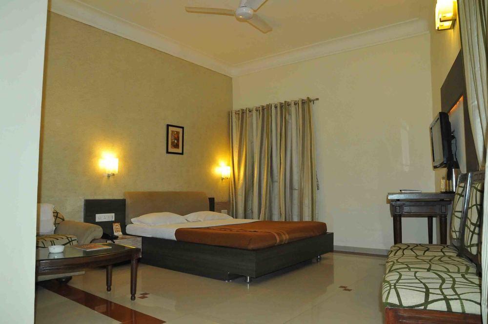 Hotel The Westend Αχμπανταμπάντ Εξωτερικό φωτογραφία
