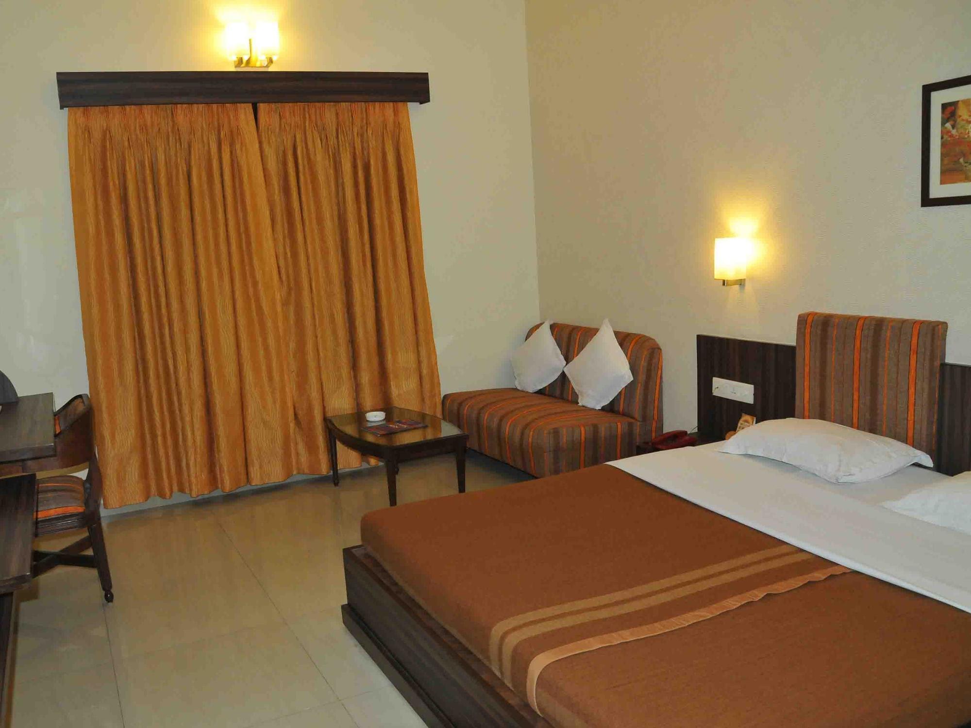 Hotel The Westend Αχμπανταμπάντ Εξωτερικό φωτογραφία